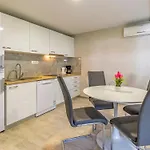 Prázdninový dům Mobile Superior-5 By Interhome