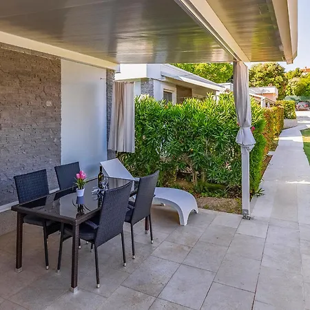 Superior-5 By Interhome Пула